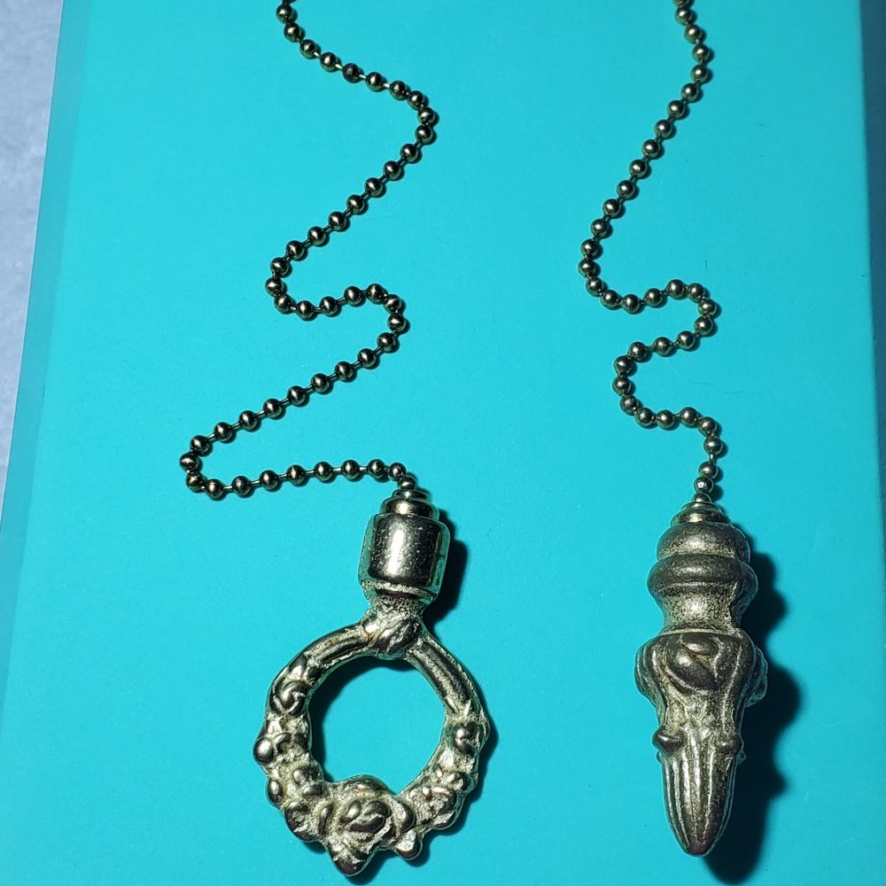 Source Unknown Gold Chain Decor